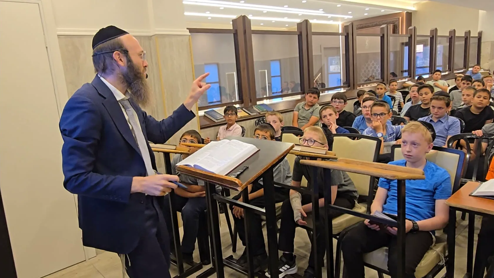 Students learning in a Mishnayos class